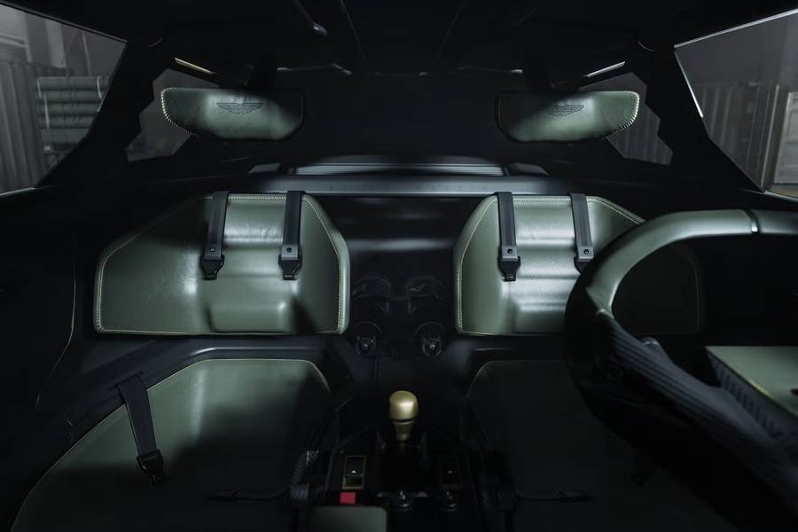 Auch hinter den Vordersitzen geht es erstaunlich vornehm zu. Gepolsterte Elemente und feine Details zeigen, wie ernst Aston Martin selbst einen Wagen nimmt, den es eigentlich gar nicht gibt.