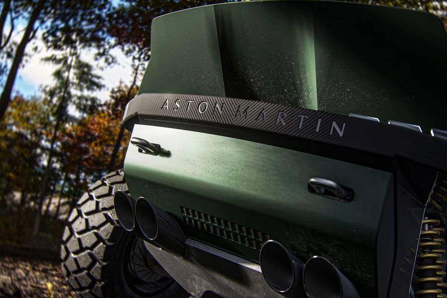 Aston Martin bis zum letzten Pixel: Markenname, Carbonstruktur und vier gewaltige Endrohre lassen keinen Zweifel daran, wer hinter diesem martialischen Heck steckt.