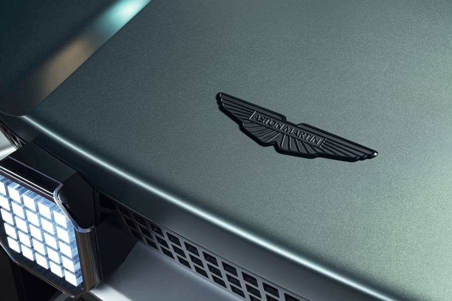Am Ende bleibt der Flügel: Das Aston-Martin-Emblem auf der mächtigen Haube ist vielleicht das schönste Detail des ganzen Projekts. Selbst wenn rundherum «Call of Duty» herrscht, muss schliesslich klar sein, wer hier vorfährt.
