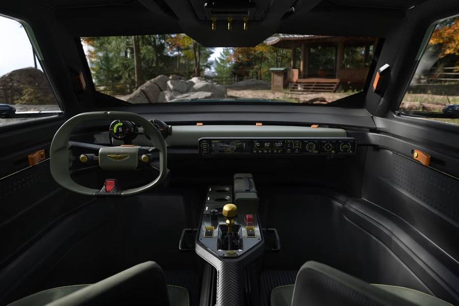 Surprise derrière cette enveloppe belliqueuse: le cockpit pourrait presque appartenir à un concept-car exclusif. Carbone, matériaux raffinés et instrumentation soignée remplacent l’austérité que l’on attendrait d’un engin militaire.