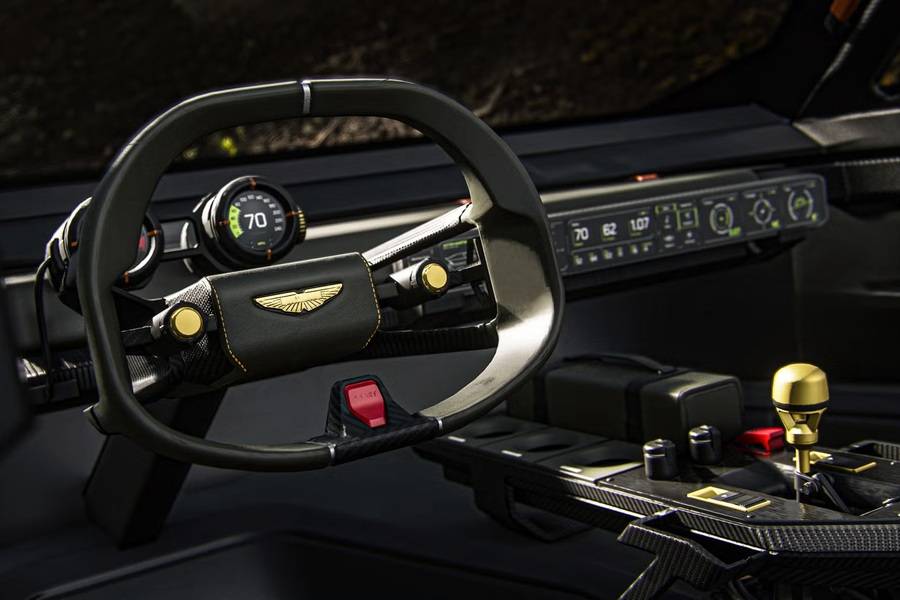 Même au combat virtuel, on peut rester gentleman: volant Aston Martin, carbone et levier de vitesses doré apportent une dose de luxe britannique sur le champ de bataille.