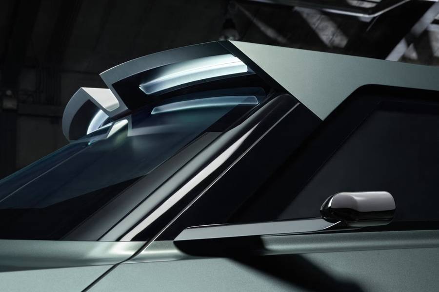 Un éclairage supplémentaire au-dessus du pare-brise semble relever des bonnes manières sur un SUV tactique. Aston Martin parvient même à donner une certaine élégance à cet équipement.