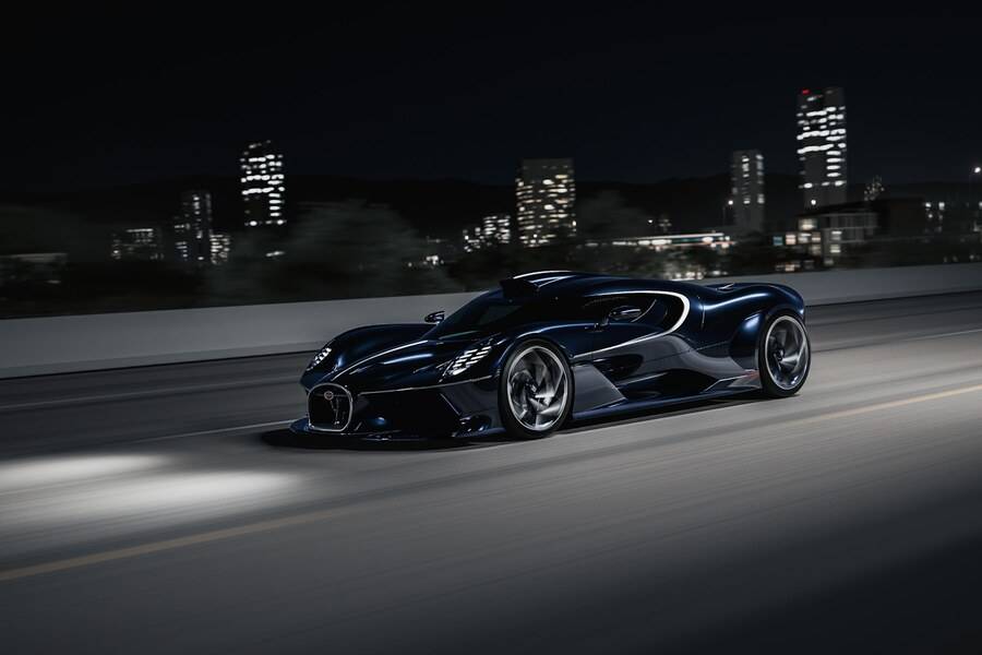 «Sapphire Celeste» à la nuit tombée: la peinture multicouche spécialement développée révèle les courbes de la carrosserie au gré de la lumière.