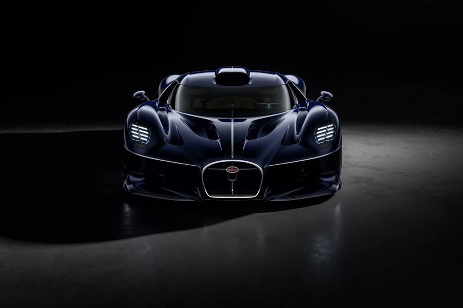 La retenue à la manière de Bugatti: plutôt que de multiplier les artifices aérodynamiques, le Destrier privilégie des surfaces épurées et sa célèbre calandre en fer à cheval.