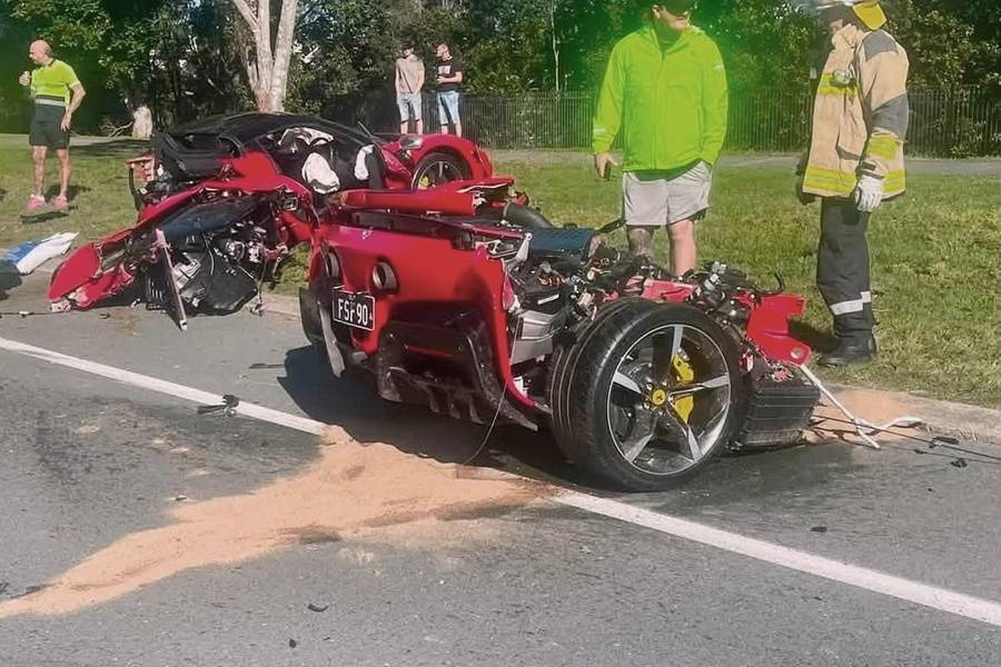 Die Wucht des Aufpralls trennte das komplette Heck samt V8-Motor und Hybridtechnik vom übrigen Fahrzeug. Wie hoch die Geschwindigkeit beim Unfall war, wird von der Polizei untersucht.