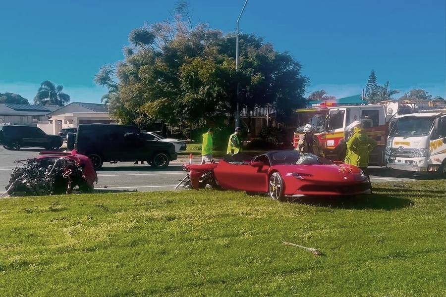 Au cœur du paisible quartier de Mermaid Waters, les secours ont découvert une scène presque irréelle. La Ferrari avait percuté un arbre avant d’être littéralement coupée en deux.