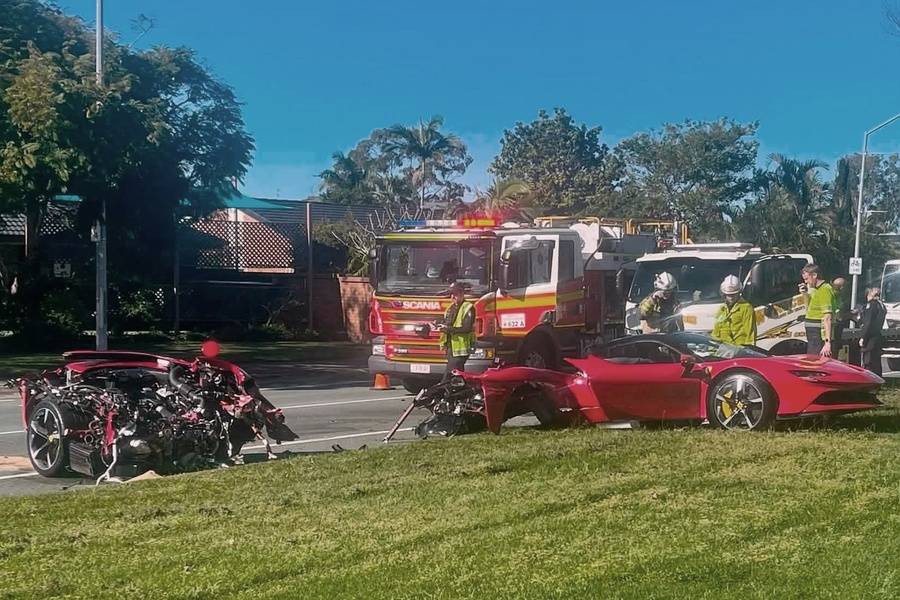 Entre les véhicules des pompiers et la dépanneuse reposent les deux moitiés de la SF90 Spider. La cause de cette spectaculaire sortie de route n’a pas encore été définitivement établie.