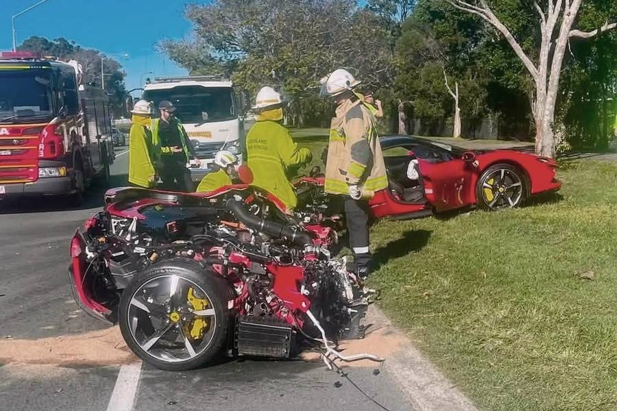 Du cœur mécanique de la Ferrari de 1000 ch ne subsiste qu’un enchevêtrement de moteur, de câbles et d’éléments structurels. À l’arrière-plan, la cellule de survie a rempli sa mission essentielle: préserver la vie du conducteur.