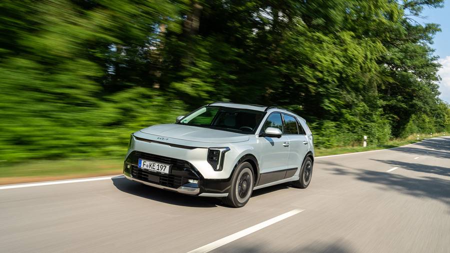 Der neue Kia Niro trägt eine deutlich geschärfte Front. Besonders ins Auge fallen die schmalen LED-Scheinwerfer und die vertikale Lichtsignatur.