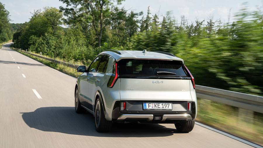 Ein 1,6-Liter-Benziner und ein Elektromotor liefern gemeinsam 138 PS. Die Kraft gelangt über ein 6-Gang-Doppelkupplungsgetriebe an die Vorderräder.