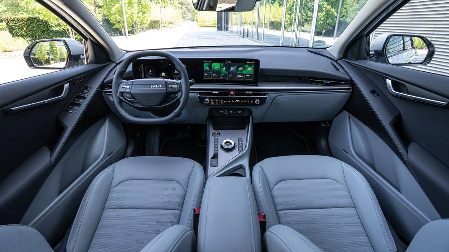 Im aufgeräumten Cockpit kombiniert Kia digitale Instrumente mit einem zentralen Infotainmentdisplay. Apple CarPlay und Android Auto lassen sich kabellos nutzen.