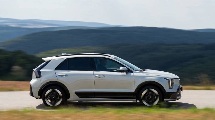 Avec ses 4,43 mètres de longueur, le Niro conserve un gabarit facile à vivre. Sa ligne d’épaule haute et ses protections sombres renforcent son allure de SUV.