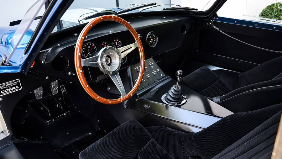 Funktion vor Komfort: Holzlenkrad, Rundinstrumente und offener Schalthebel zeigen, dass beim Cobra Daytona Coupé der Rennsport klar das Kommando
führte.     Foto: Gooding & Christie’s