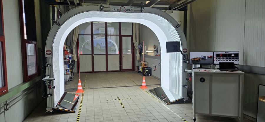 Le scanner de Carrosserie DSW AG détecte automatiquement les bosses et établit en quelques minutes une cartographie numérique des dommages causés par la grêle.