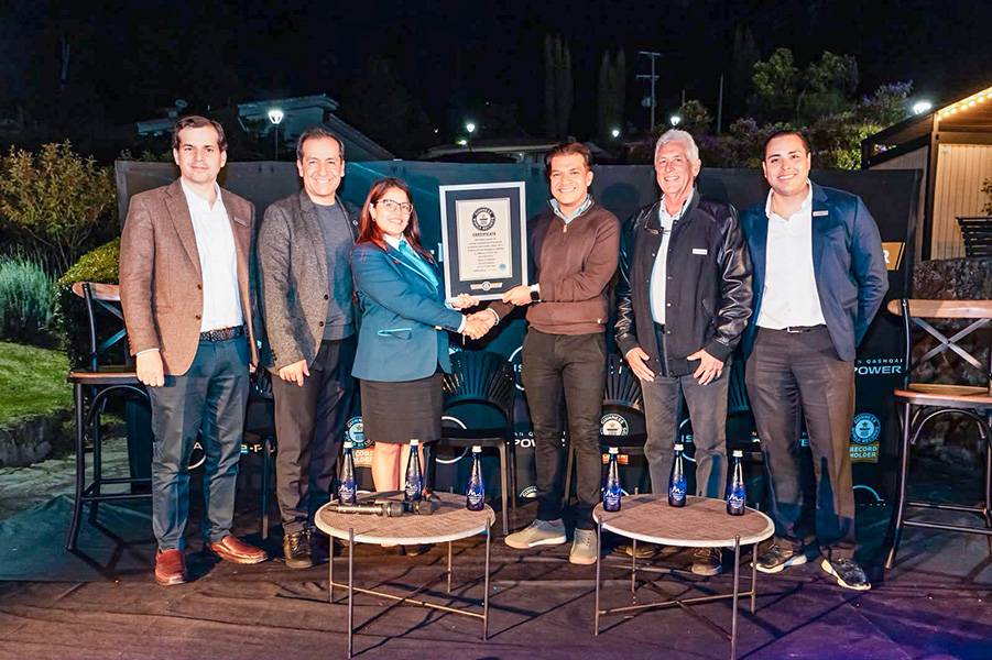 Le record du monde est désormais officiel. De gauche à droite: Carlos Felipe Caicedo, directeur général de Dinissan Colombie; Juan Manuel Hoyos, cadre de Nissan; Natalia Ramírez, juge officielle de Guinness World Records; Leonardo Gutiérrez, responsable produit chez Nissan; Fernando Jaramillo, pilote du record; et Carlos Vargas, responsable marketing de Nissan en Colombie.