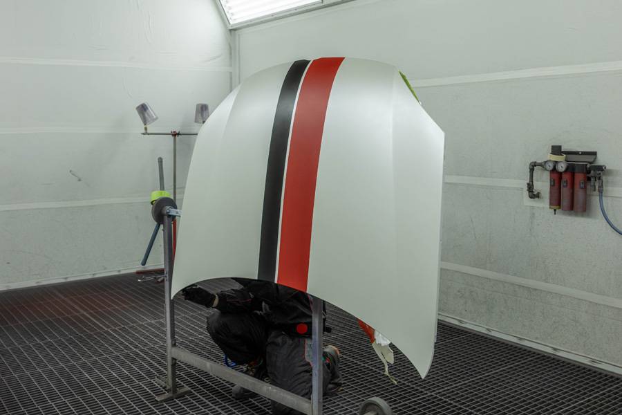 Voilà – die Arbeit ist getan, die Motorhaube strahlt in Perlmuttweiss, das Design ist in jeder Beziehung sehr . . . 