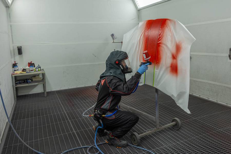 Contours et masquage sont parfaitement en place, la couleur peut entrer en scène : Davide Manieri commence la mise en peinture du capot préparé.