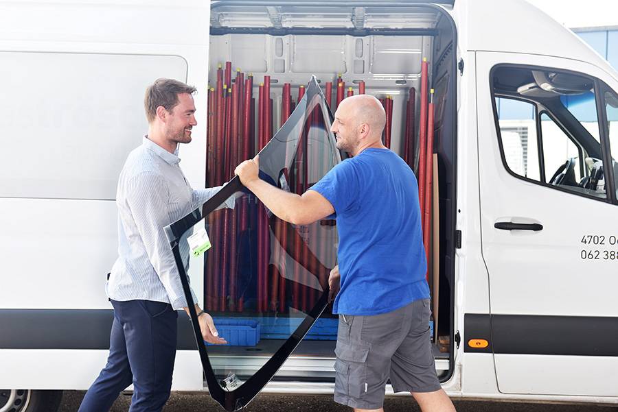 Kurze Wege für die Werkstatt: Eine Windschutzscheibe wird direkt aus dem Lieferfahrzeug an den Kunden übergeben.
