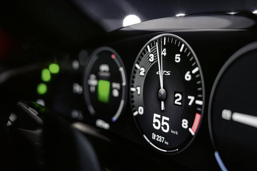 Verbrenner-Theater im Elektro-Porsche: E-Shift simuliert acht Gänge, Schaltrucke, Sound und sogar einen Drehzahlmesser. Ausgerechnet jetzt soll der Taycan selbst in den letzten Gang schalten.