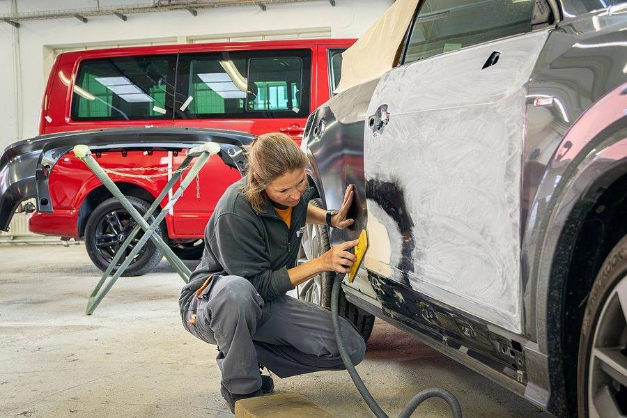Entscheidend ist der Werkstattalltag: Frauen finden den Weg in die Carrosserieberufe – doch ob sie bleiben, hängt stark von Arbeitsbedingungen, Teamkultur und Entwicklungschancen ab.