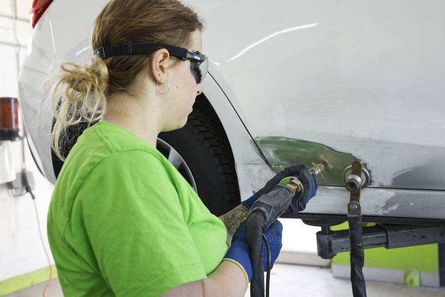 En tôlerie-carrosserie, la part des femmes reste nettement plus faible : en 2025, la Suisse ne comptait que 35 femmes parmi 666 personnes en apprentissage.