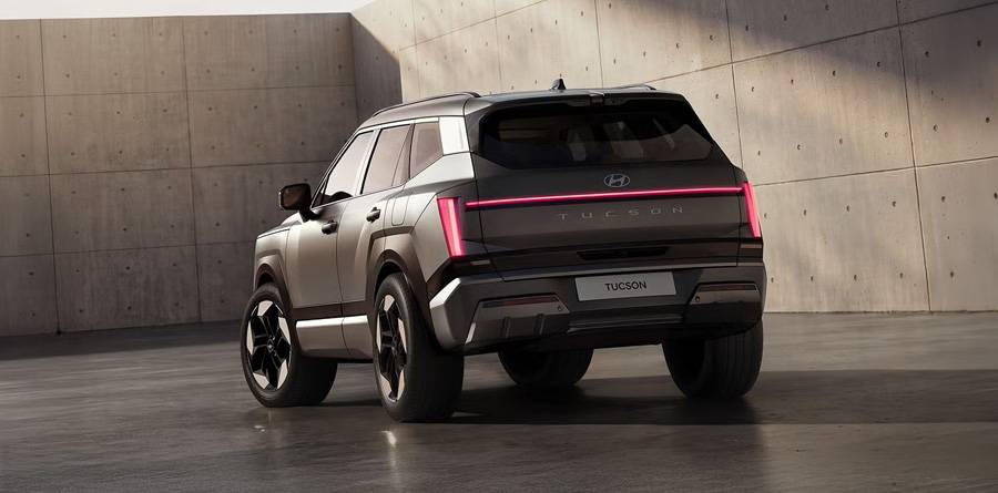 Auch am Heck setzt Hyundai auf eine durchgehende Lichtleiste, senkrechte Leuchtelemente und einen breit ausgeschriebenen Modellnamen. Foto: Hyundai.