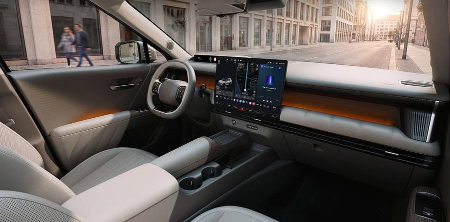 Komplett neu sortiert: Ein kleines Display liegt im Sichtfeld des Fahrers, während der grosse zentrale Touchscreen das Cockpit dominiert. Foto: Hyundai.