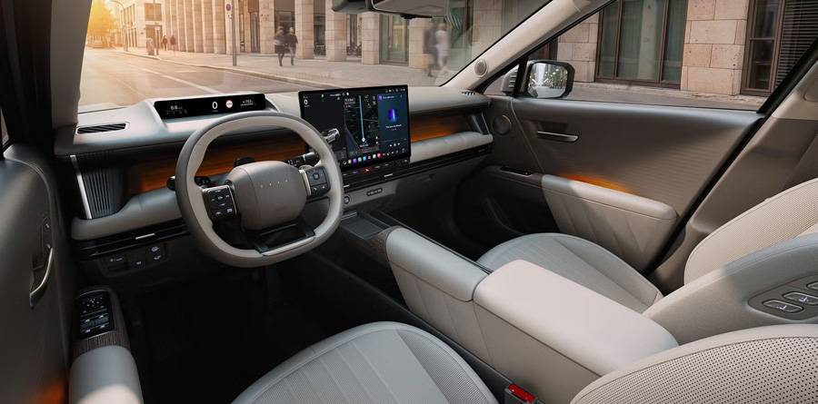 Face au conducteur, un nouveau volant, une fine instrumentation numérique et un écran central en lévitation. Photo: Hyundai.