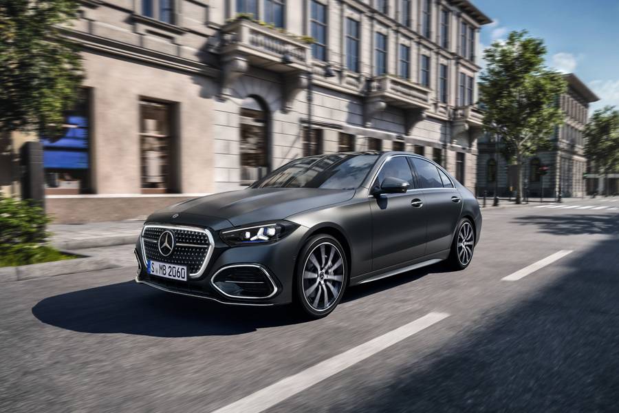 Totgesagte leben länger: Parallel zur völlig neuen elektrischen C-Klasse erhält die bekannte Verbrenner-Limousine ein umfassendes Facelift. Foto: Mercedes-Benz.