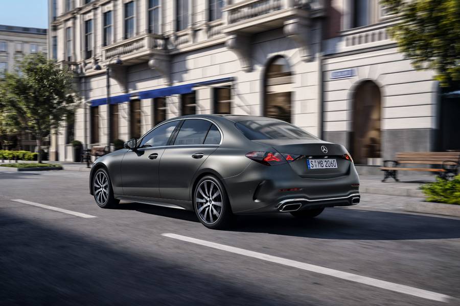 Die Grundform bleibt vertraut. Neu sind bei der Limousine unter anderem die Heckleuchten mit Stern-Grafik und die überarbeitete Schürze. Foto: Mercedes-Benz.