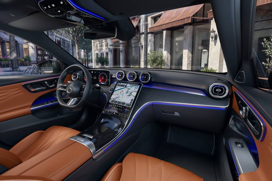 Bekanntes Layout, neue Software: MB.OS bringt KI-Funktionen, Google Maps und drahtlose Aktualisierungen in die C-Klasse. Foto: Mercedes-Benz.
