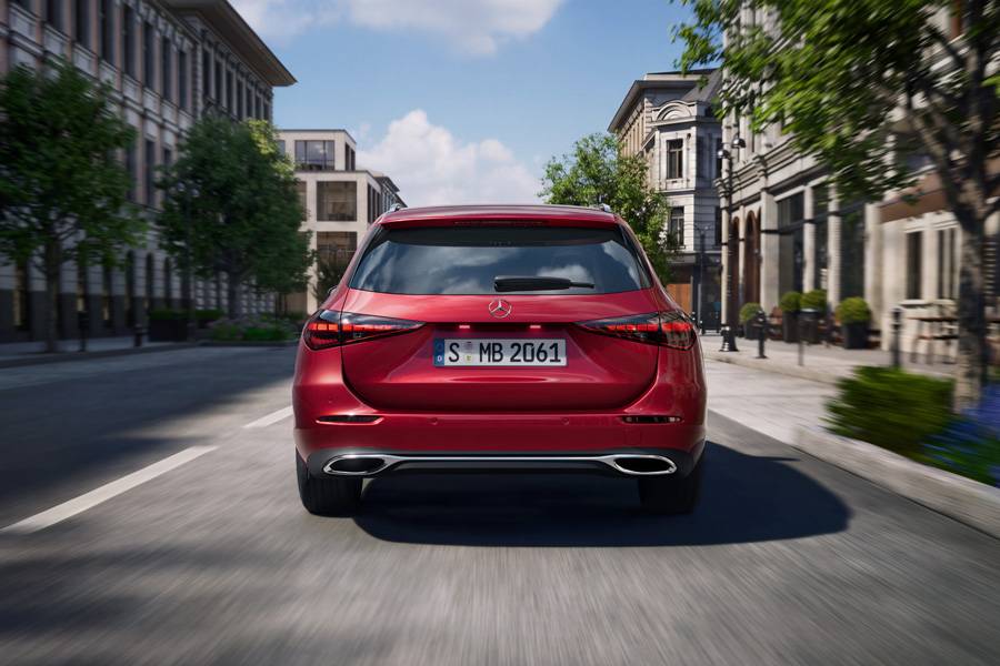Das T-Modell erhält am Heck eine eigene, flach gezeichnete Lichtsignatur und eine überarbeitete Schürze. Foto: Mercedes-Benz.