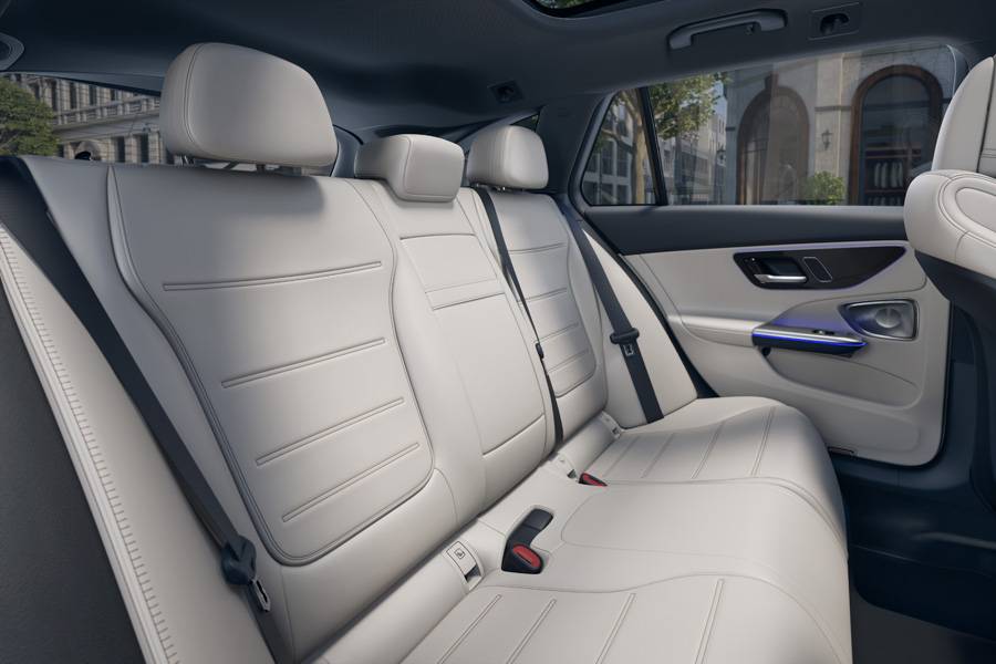 Helle Polster und die dreigeteilt umklappbare Rücksitzlehne unterstreichen den komfortablen und praktischen Anspruch des T-Modells. Foto: Mercedes-Benz.
