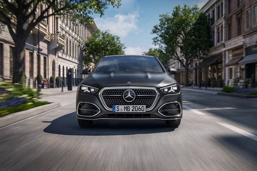 Difficile de pousser l’étoile plus loin : la calandre illuminée reçoit un motif chromé, tandis que les feux de jour affichent une double signature étoilée. Photo : Mercedes-Benz.