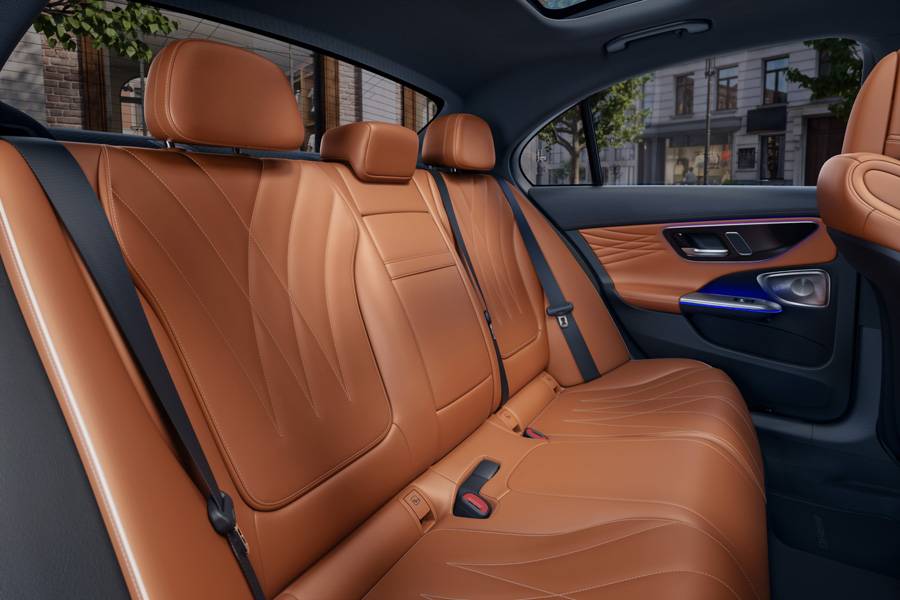La chaleureuse teinte Beech Brown rejoint les nouvelles possibilités proposées pour habiller l’intérieur. Photo : Mercedes-Benz.