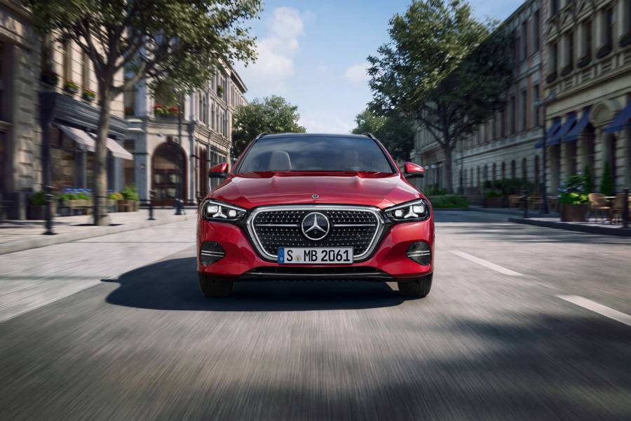 La signature lumineuse à double étoile et la calandre illuminée façonnent également le nouveau visage du break. Photo : Mercedes-Benz.