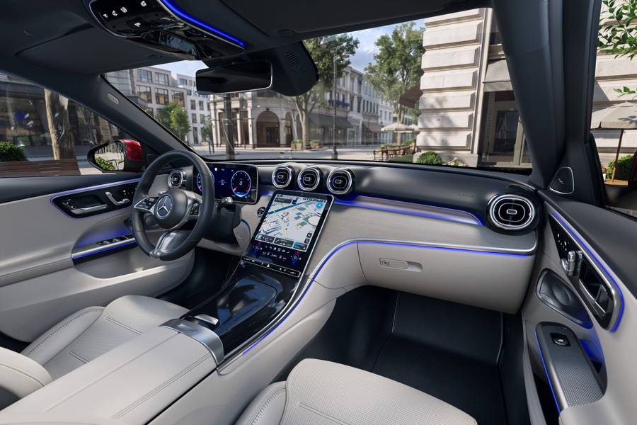 L’écran central vertical est reconduit. Il accueille désormais la dernière génération de MBUX, animée par le système MB.OS. Photo : Mercedes-Benz.