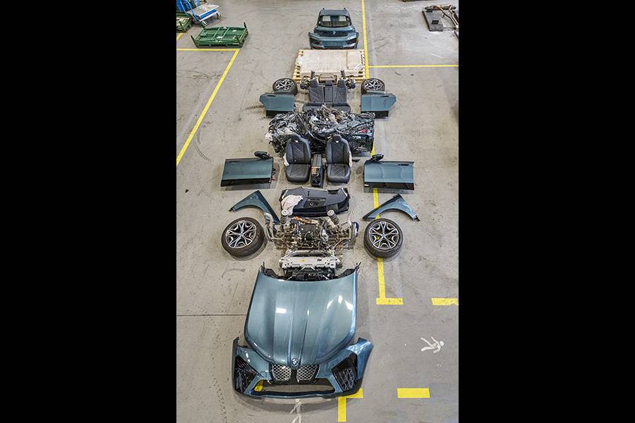 Une BMW méthodiquement démontée jusque dans ses moindres composants. Dans son centre de recyclage et de démontage près de Munich, le constructeur étudie depuis plusieurs années quelles pièces peuvent être réemployées et quels matériaux peuvent être récupérés avec un niveau de qualité élevé.