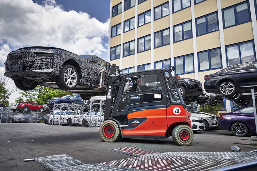 Terminus pour ce prototype encore camouflé : le centre de recyclage de BMW démonte également des véhicules d’essai relativement récents. Le test grandeur nature mené dans le cadre de Car2Car comprenait lui aussi des voitures âgées de moins de cinq ans.