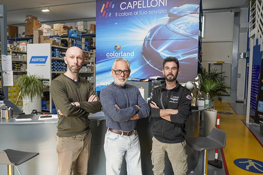 Trois hommes, deux générations et une entreprise familiale: de gauche à droite, Enrico, le fondateur Alvaro et Daniele Capelloni. Enrico se consacre principalement aux activités liées à la carrosserie, tandis que Daniele dirige le secteur industriel.