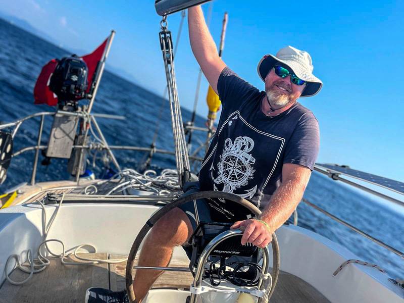 Hoch am Wind im Mittelmeer: Im zweiten Jahr ihrer Reise steuert Remo Anderegg die «Rosalie» bei warmer Witterung und deutlicher Krängung (Seitenlage) durch die See.
