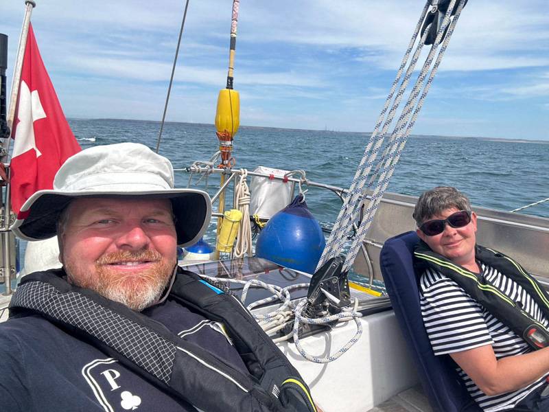 Entspanntes Segeln vor der Küste des Vereinigten Königreichs: Alles ist bereit, die «Rosalie» läuft auf Kurs 200 Grad Richtung Cornwall.