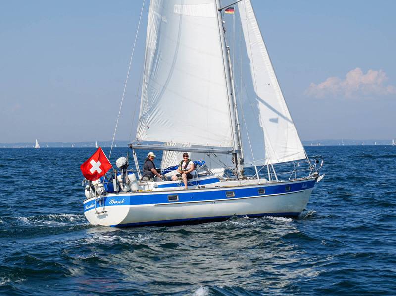 À Heiligenhafen, en Allemagne, la grande aventure commence : à bord du « Rosalie », Remo et Marie-Louise Anderegg mettent le cap vers le nord en avril 2024, en direction du Danemark, de la Suède et de la Norvège.