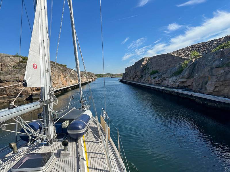 En route vers Oslo, le « Rosalie » navigue au moteur dans les skerries de la côte ouest suédoise, entre rochers, eau et ciel à perte de vue.