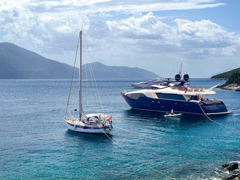 Solidement amarré à côté des grands : en mer Ionienne, en Grèce, le « Rosalie » est mouillé sur ancre arrière non loin de mégayachts.