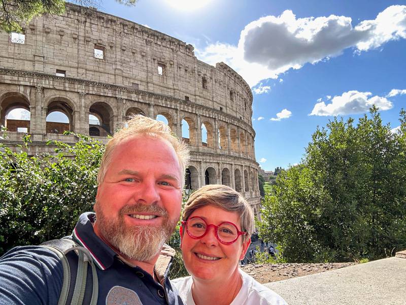 Entre Antiquité et époque contemporaine : Remo et Marie-Louise Anderegg devant le Colisée à Rome, lors d’une escale à terre sur fond grandiose.