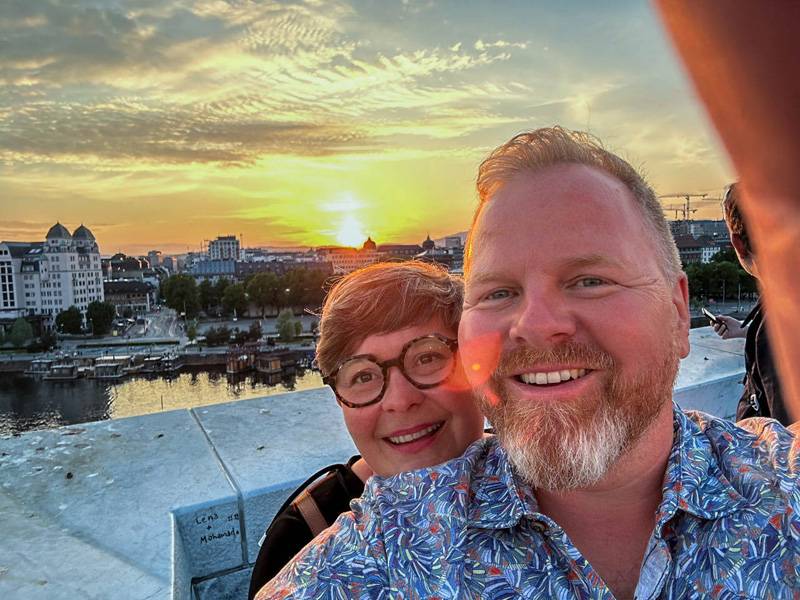 Lumière du soir sur Oslo : le couple Anderegg profite du coucher de soleil sur le toit de l’Opéra de la capitale norvégienne.