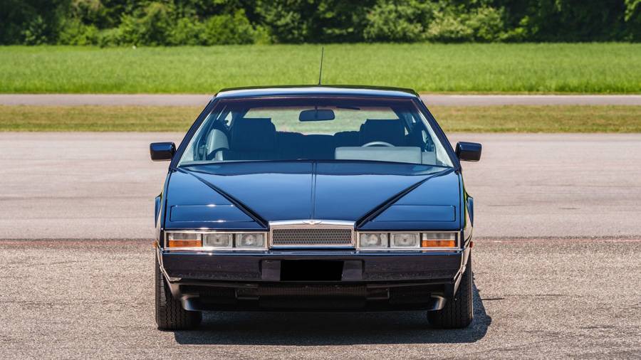 Vorne blieb William Towns’ radikaler Entwurf praktisch unangetastet: flache Haube, versenkbare Scheinwerfer und klare Kanten. Schon die Limousine sah nach Zukunft aus – bloss funktionierte diese nicht immer zuverlässig.