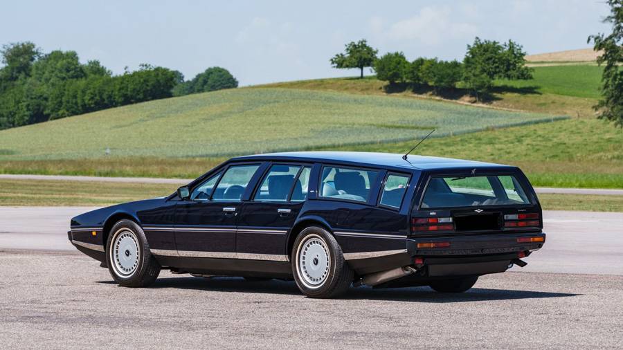 Erst aus dieser Perspektive zeigt der Lagonda sein völlig neues Hinterteil. Das lange Dach, die zusätzliche Verglasung und der abrupte Abschluss machten aus der Luxuslimousine einen fünftürigen Einzelgänger.