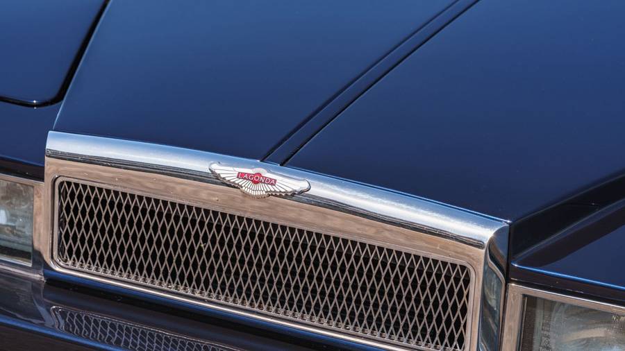 Ein kleiner Schriftzug für ein ziemlich grosses Kapitel: Laut Auktionshaus gehört das Basisfahrzeug zu lediglich 76 Lagonda der dritten Serie. Den Schweizer Shooting Brake in dieser Form gibt es genau einmal.